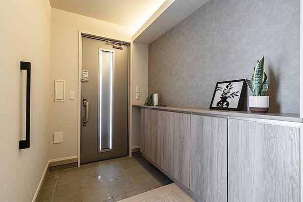 【玄関】大容量の靴箱をご用意した玄関。カウンター部分には季節のお花を飾るのがおススメ◎（2025年2月撮影）