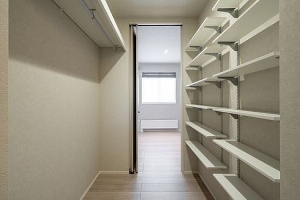 【ファミリークローク】洋室1と玄関ホールの2方向から使用できるファミリークローク付き!(2025年2月撮影)