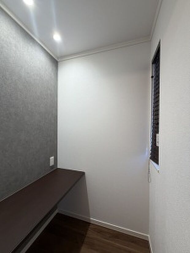 【書斎】主寝室内には書斎をご用意。就寝前の読書タイムはいかがでしょうか？（2026年1月撮影）