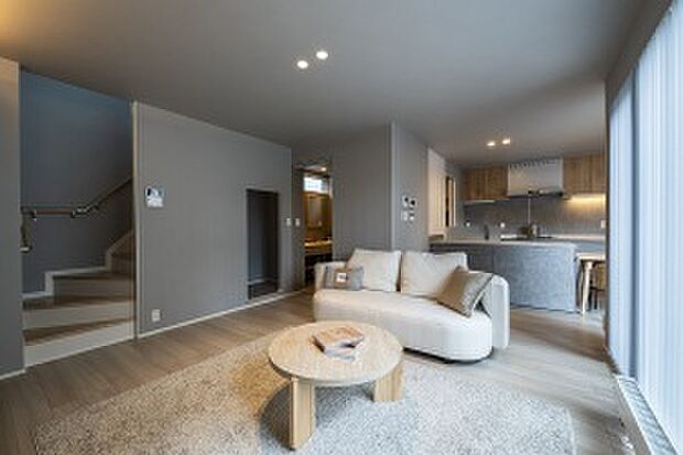 【【No.4-5】リビング】グレーを基調にナチュラルウッドの家具をあわせたインテリア(2025年6月撮影)