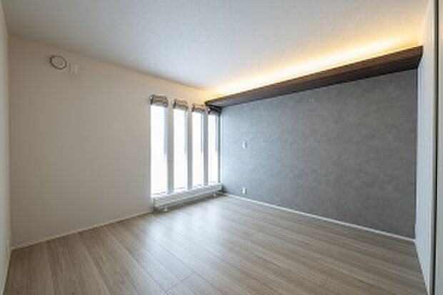 【【No.4-5】主寝室】7.3帖の主寝室。間接照明の柔らかい光が1日の疲れを癒してくれそうです(2025年6月撮影)