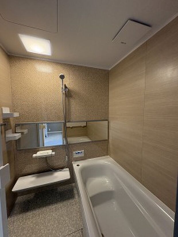 【バスルーム】ナチュラルテイストのパネルを採用した1坪タイプのバスルーム(2025年12月撮影)