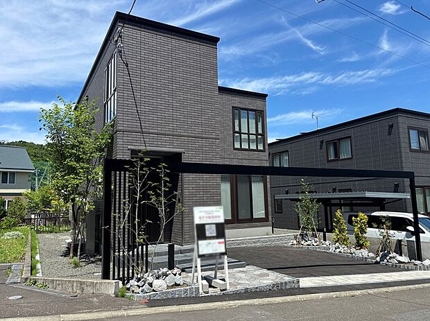 【【No.2】外観】三角山の麓にふさわしい緑のうるおいを感じられる外観(2026年7月撮影)