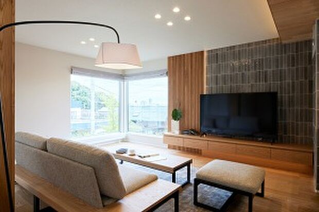 【リビング】昼は窓から宮の森の自然の揺らぎを感じられます（2025年9月撮影）