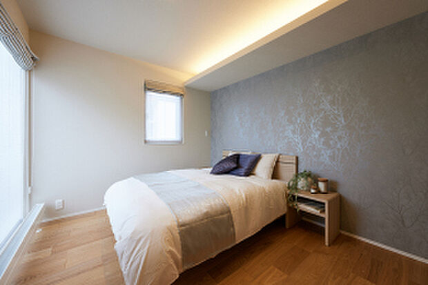 【主寝室】光が当たると柄が際立つアクセントクロスを取り入れたモダンな主寝室（2025年9月撮影）