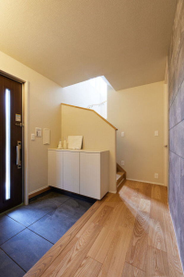 【玄関】玄関の正面には大判タイルでアイキャッチを。客人を温かく迎えいれます（2025年9月撮影）