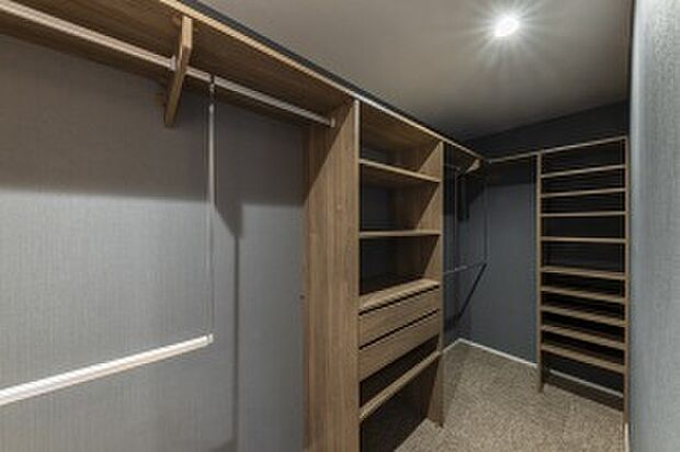 【WIC】3.1帖の広々WIC。2人分の衣類やカバンをまとめて収納いただけます(2025年10月撮影)