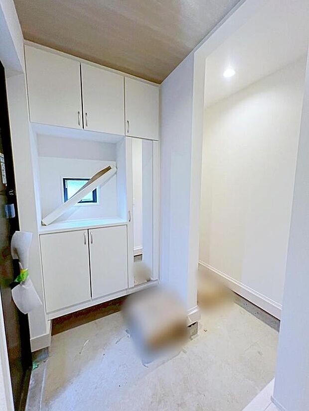 ☆Entrance☆
コの字型の玄関収納を採用。多くの靴を収納できる上、飾り棚を利用してお越しいただくお客様をおもてなしできます。姿見付きなので、お家を出る前にコーディネートの最終チェックができます。