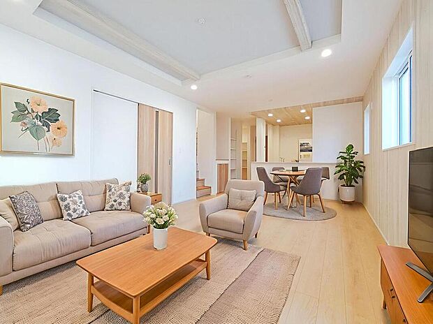 ☆Livingroom☆
家族の一体感を感じられる広々スペース。家族と過ごす時間を大切にする方にぴったりのゆとりの住空間。
※家具をCGで加工しています。家具付き販売ではございません。