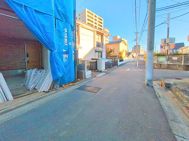 ☆前面道路の様子☆
ビルトイン車庫ございます。
平日・お仕事帰りなど、いつでもご案内いたします!お気軽にお問い合わせ下さい。