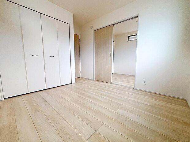 ☆居室☆
全居室に収納を完備しておりますので、居室の全空間を有効活用出来ます。自分好みのお部屋で、ゆったりお寛ぎ頂けます。