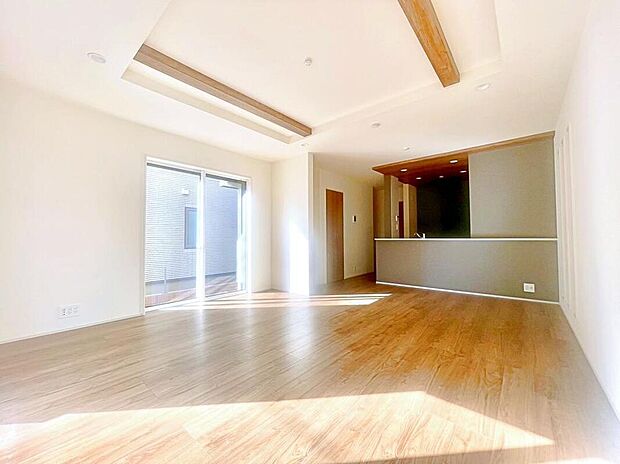 ☆Livingroom☆
自然光がたっぷり室内に降り注ぎ、居心地のよいリビング。ご家族の楽しい笑い声が聞こえてきそうです。