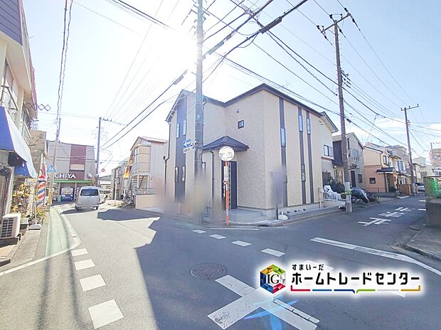 ☆前面道路の様子☆
カースペースございます。
この街で・この家で暮らしたいと思わせる理由を是非現地でお確かめ下さい。