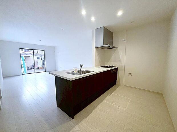 ☆Kitchen☆
対面式キッチンからは、リビングにいるご家族の様子が一目で分かります。小さいお子様がいても安心です。