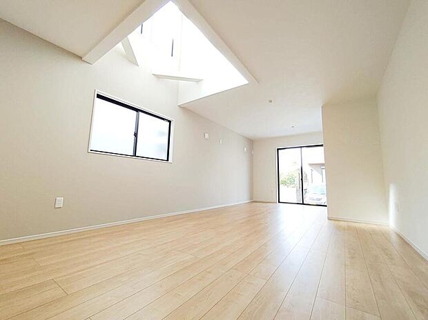 ☆Livingroom☆
採光良好なリビングは、ご家族の憩いの空間。居心地の良い快適な安らぎの場所にもなりそうです。