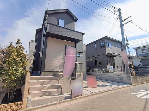 ☆現地の様子☆
２台分のカースペース、駐輪スペースも確保できます。多彩な収納のあるこだわりの邸宅です。
ららぽーと富士見を始めとした生活利便施設が徒歩10分圏内に揃う便利な住環境です。