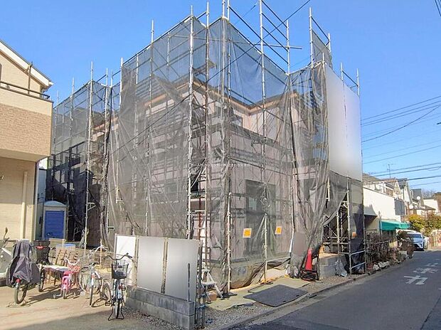 ☆現地の様子☆
陽光溢れる南東公道に面した33.8坪の広々とした邸宅。
小学校歩10分、公園歩2分の子育てにも嬉しいロケーション。