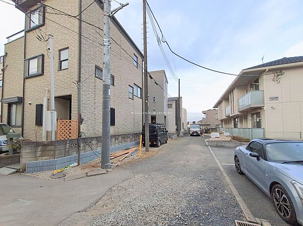 ☆前面道路の様子☆
カースペースございます。
当日のご見学予約も承ります。同じものは2つとない「夢のマイホーム」との出会いが待っているかもしれません。