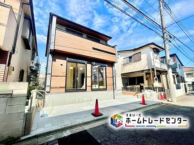 ☆外観の様子☆
周辺には緑豊かな場所が多く、穏やかな時が流れる落ち着いた住環境です。
ゆとりの広さを誇る魅力あふれる邸宅です。
太陽光発電搭載！省エネ性能ラベル取得！