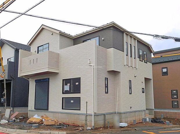 ☆外観の様子☆
長期優良住宅＋住宅性能表示【建設】【設計】W取得の永住邸誕生です。
食洗機付対面キッチン、折上げ天井＆ポップアップ天井を配したおしゃれなＬＤＫ、浴室暖房乾燥機など設備充実♪