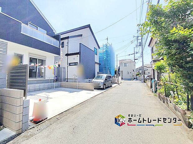 ☆前面道路の様子☆
ビルトイン車庫ございます。
当日のご見学予約も承ります。同じものは２つとない「夢のマイホーム」との出会いが待っているかもしれません。