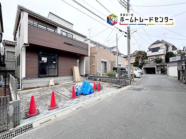 ☆前面道路の様子☆
カースペースございます。
平日・お仕事帰りなど、いつでもご案内いたします!お気軽にお問い合わせ下さい。
