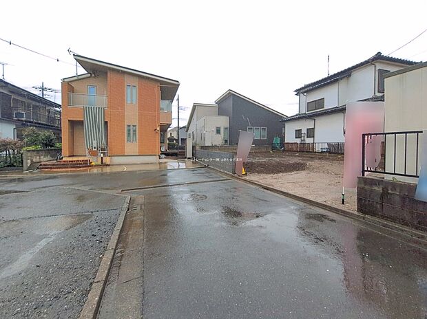 ☆前面道路の様子☆
ビルトインガレージの車庫は雨からお気に入りのお車を守ってくれます♪
平日・お仕事帰りなど、いつでもご案内いたします！お気軽にお問い合わせ下さい。