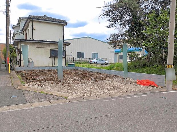 ☆現地の様子☆
カースペース有♪南西道路×北西道路に面し、開放的な立地です♪買い物に便利なコンビニ歩6分、スーパー歩10分など♪