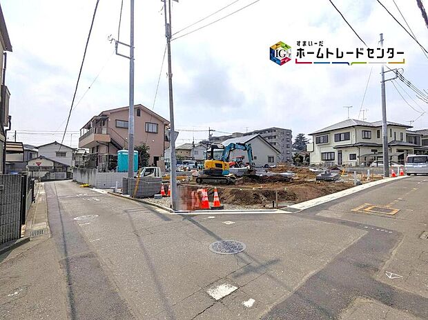 ☆前面道路の様子☆
カースペース２台可能です。
平日・お仕事帰りなど、いつでもご案内いたします！お気軽にお問い合わせ下さい。