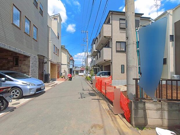 ☆前面道路の様子☆
ビルトイン車庫ございます。
この街で・この家で暮らしたいと思わせる理由を是非現地でお確かめ下さい。
現地をご覧いただきながら、住まいの夢をお聞かせください。
