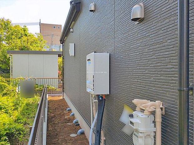 【エコジョーズ】
少ないガス量で効率よくお湯を沸かす省エネ性の高い給湯器。ガスの消費量が少なく済むので、環境にやさしく、ガス料金の節約にもつながります。