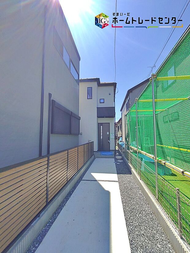明るい白いフロアと折上げ天井の照明が印象的な対面キッチン付きの広々空間。引き戸で隣室とつながり家族の導線もスムーズです。室内階段と大きな窓で採光良好、開放感があります。