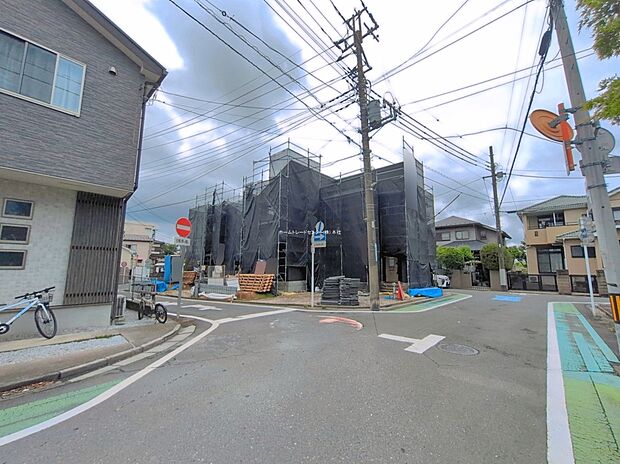 ☆前面道路の様子☆
カースペース並列２台可能です。当日のご見学予約も承ります。同じものは２つとない「夢のマイホーム」との出会いが待っているかもしれません。