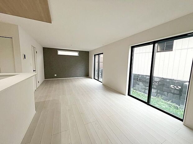 ☆Livingroom☆自然光がたっぷり室内に降り注ぎ、居心地のよいリビング。ご家族の楽しい笑い声が聞こえてきそうです。
