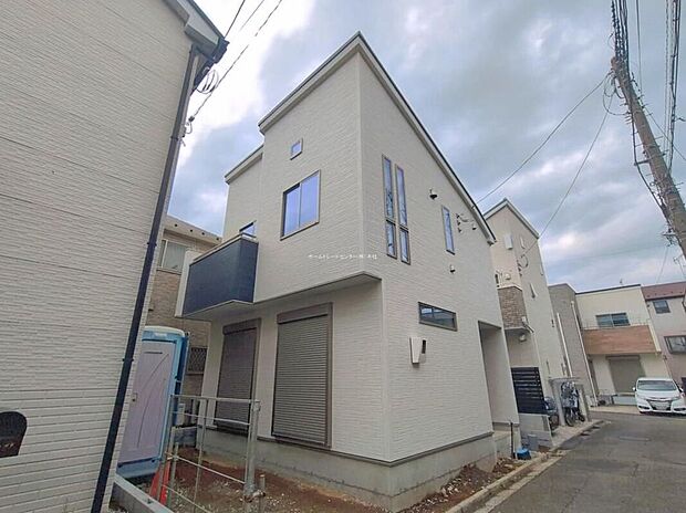 ☆外観の様子☆落ち着いた住環境で心安らぐ低層住宅地。周辺に高い建物が無く、空が広く大きく感じられます。従来の省エネ住宅よりも優れたＺＥＨ水準の快適住宅。