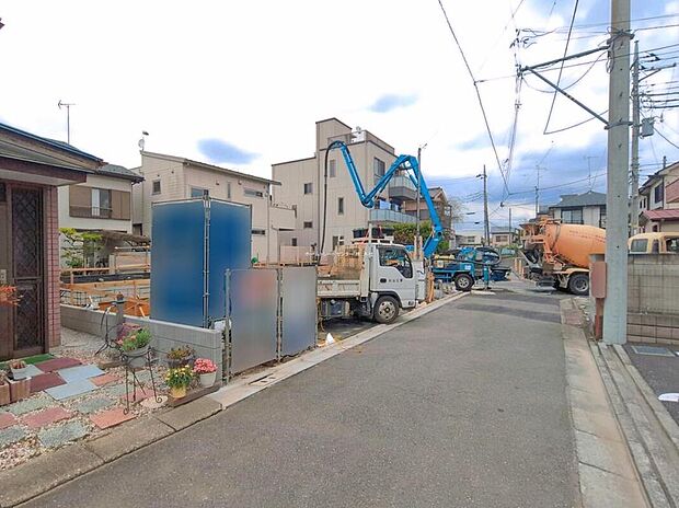 ☆前面道路の様子☆
太陽光パネルが標準装備の優良物件です!
平日・お仕事帰りなど、いつでもご案内いたします!お気軽にお問い合わせ下さい。