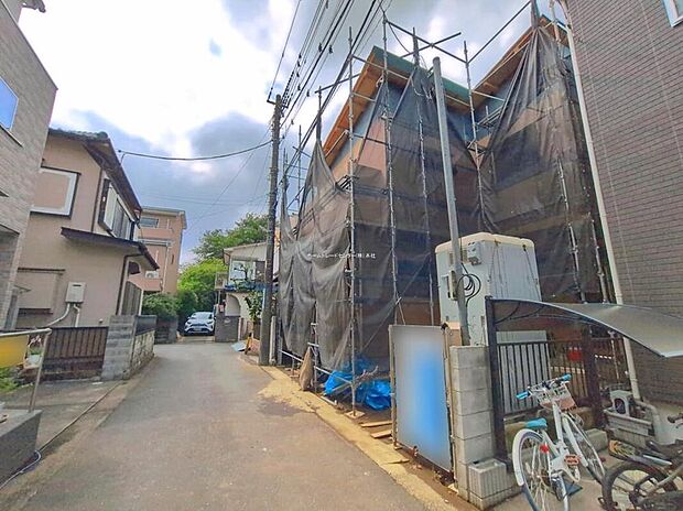 ☆前面道路の様子☆
カースペース完備しております♪
現地をご覧いただきながら、住まいの夢をお聞かせください。