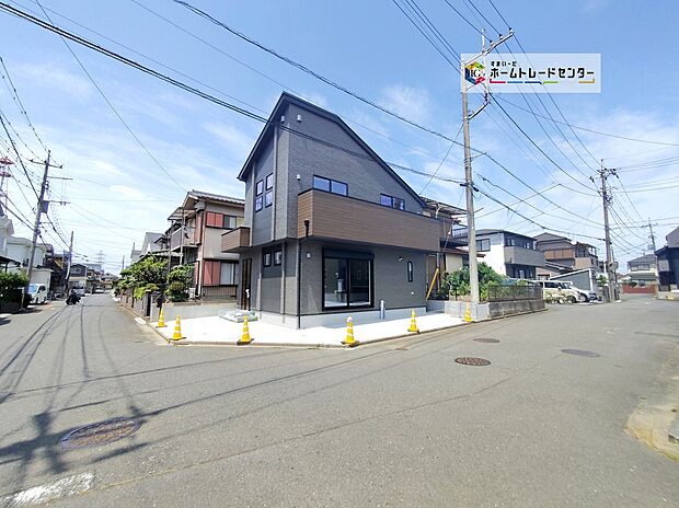 それぞれの方角から光が入ってくるため日当たりがよく開放感が得られます。また、人目に付きやすいため、家を開けることが多い家族にとって防犯対策にも有効です。