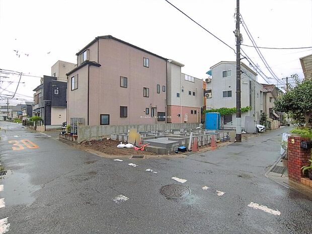 ☆前面道路の様子☆
カースペース並列２台可能です。
この街で・この家で暮らしたいと思わせる理由を是非現地でお確かめ下さい。
現地をご覧いただきながら、住まいの夢をお聞かせください。