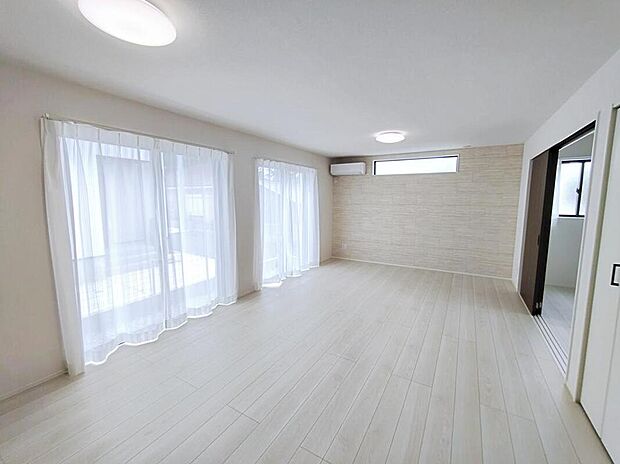 ☆LivingRoom☆
大きな南窓のあるリビングは、陽光あふれる明るい空間です。居心地良く、ご家族皆がゆったり寛げる憩いの空間となりそうです。