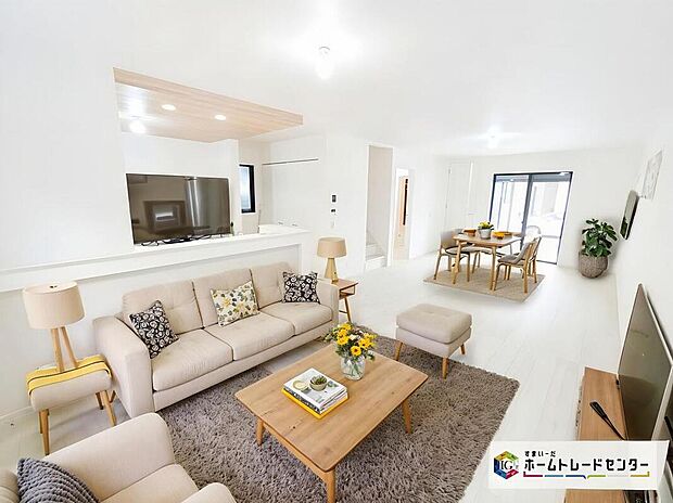 ☆Livingroom☆自然光がたっぷり室内に降り注ぎ、居心地のよいリビング。ご家族の楽しい笑い声が聞こえてきそうです。
※家具をCGで加工しています。家具付き販売ではございません。