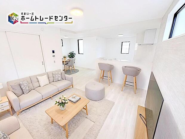 ☆Livingroom☆
採光良好なリビングは、ご家族の憩いの空間。居心地の良い快適な安らぎの場所にもなりそうです。
※家具をCGで加工しています。家具付き販売ではございません。