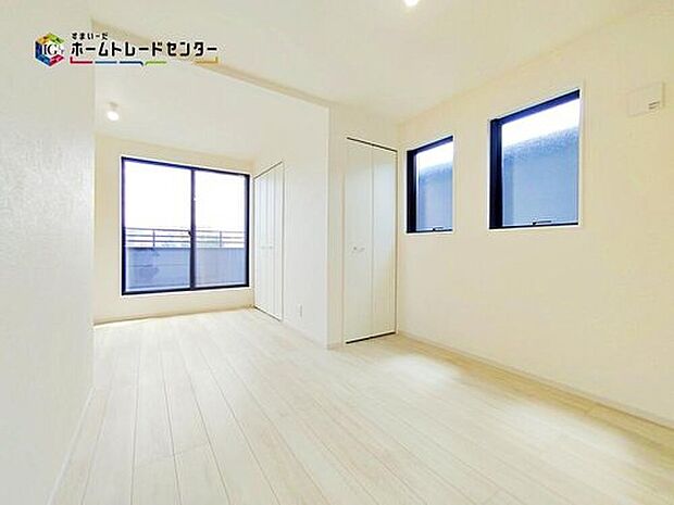 採光良好な明るい室内。木の温もりがやさしいフローリングは安らぎをもたらすプライベート空間。