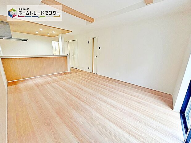 ☆Living Room☆2号棟
採光良好なリビングは、ご家族の憩いの空間。居心地の良い快適な安らぎの場所にもなりそうです。