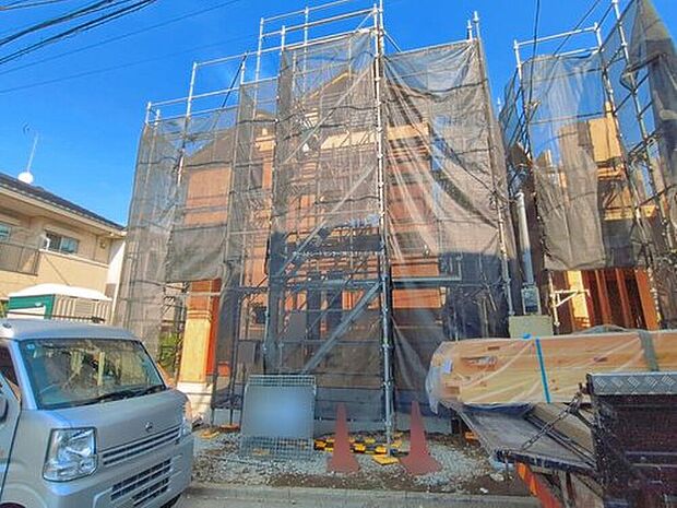 ☆現地の様子☆
現在建築中です。完成に向けて着々と工事が進んでいます。新しい暮らしのスタートが楽しみになる住まいです。
