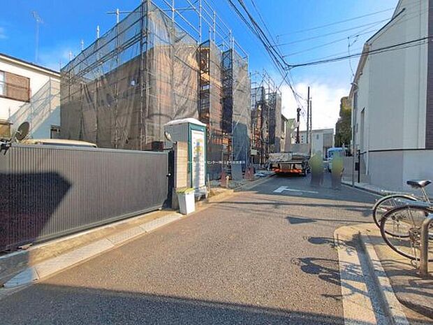 ☆前面道路の様子☆
前面道路はゆとりある広さを確保。車の出し入れもしやすく、開放感のある住環境です。