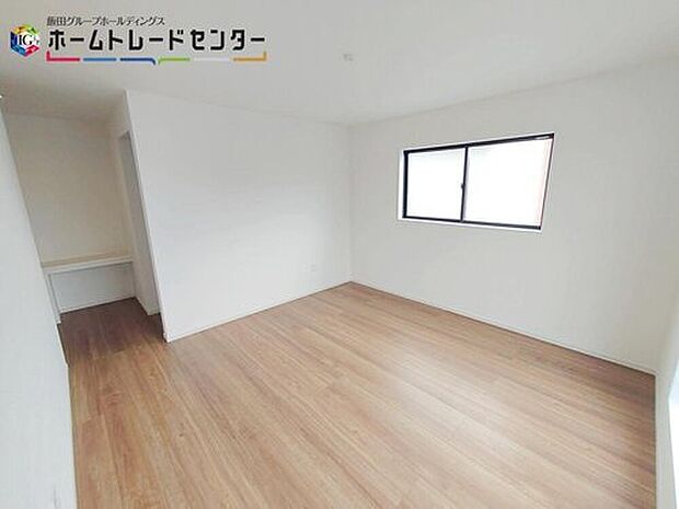 寛ぎの時間を紡ぎだす主寝室。大型ベットを置いても余裕です。
お子様の成長と共に増えていく荷物も楽々しまえる収納力!