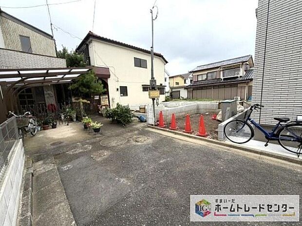 4.2mの私道に面した駐車場あり!周辺は落ち着いた雰囲気の住宅地です。穏やかな新生活を始めてみませんか。