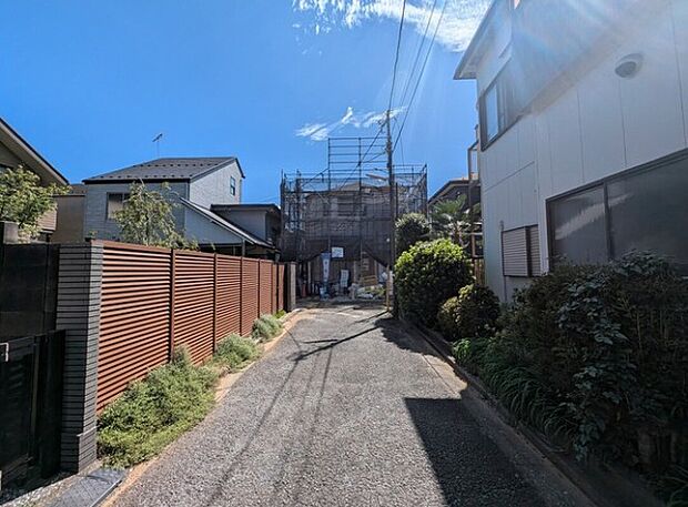 前面道路は北側約4.0ｍ私道。
一戸建ての大きなメリットは、「自分の土地」を自由に使えること。好きなペットが飼えるほか、ガーデニングやＤＩＹ、車やバイクの手入れなど様々な趣味を楽しめます♪