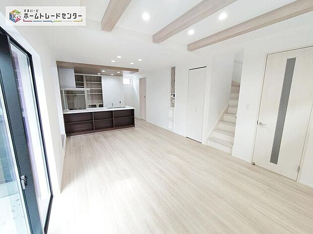 ☆LivingRoom☆採光良好なリビングは、ご家族の憩いの空間。居心地の良い快適な安らぎの場所にもなりそうです。